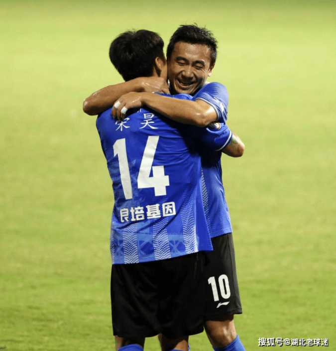 包含加时末段体能课后，武汉三镇单刀错失备战全明星赛，压力陡增，更衣室氛围转暖的词条